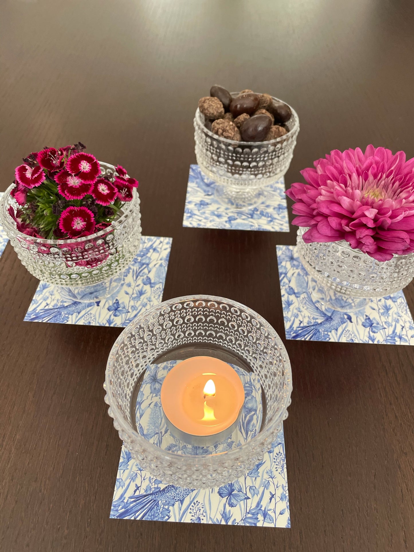 BLUE TOILE PAPER PLACEMAT