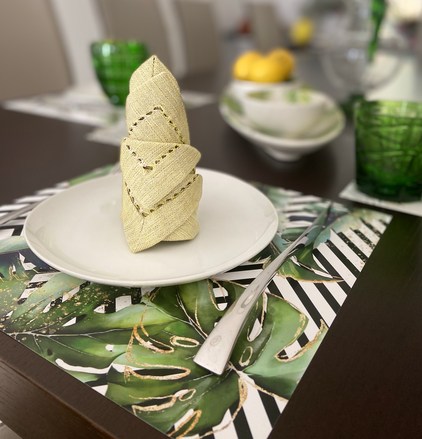 TROPICAL PAPER PLACEMAT WITH BLACK STRIPES