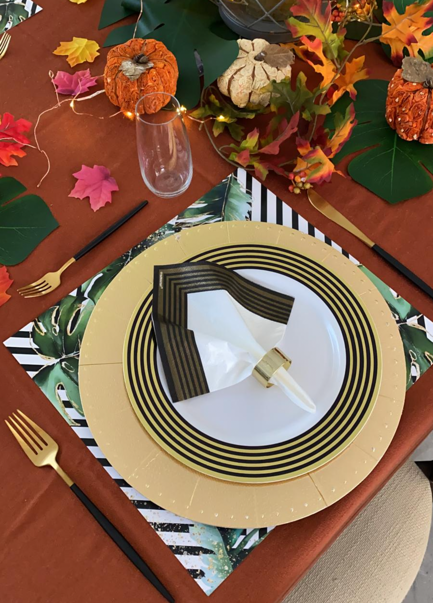 TROPICAL PAPER PLACEMAT WITH BLACK STRIPES
